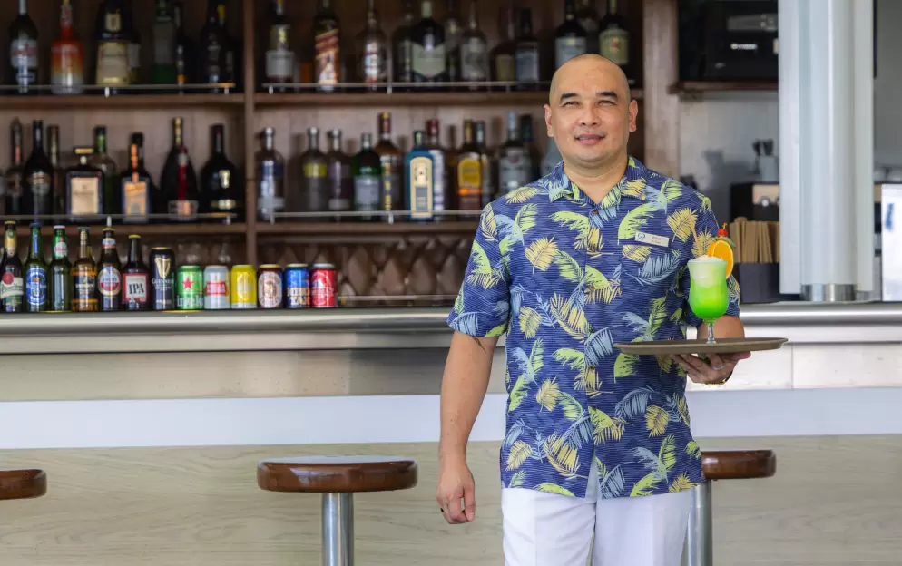 Paul Gauguin Cruises MS Paul Gauguin Piano Bar 1 ©Paul Gauguin Cruises.jpg